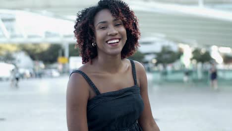 Schöne-Afroamerikanische-Frau,-Die-Vor-Der-Kamera-Lächelt